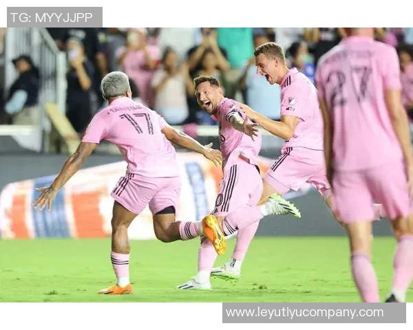 梅西怒斥裁判任意球争议现场频繁摆球与手势互动引发热议