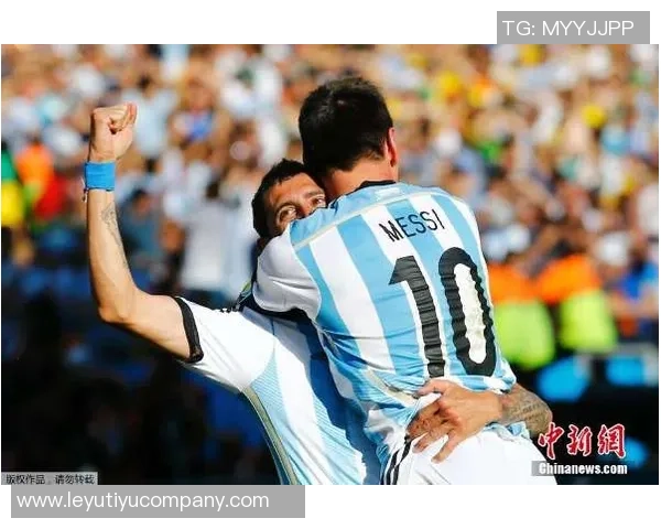 阿尔瓦雷斯与梅西迪马利亚合影庆祝世界杯夺冠三周年纪念