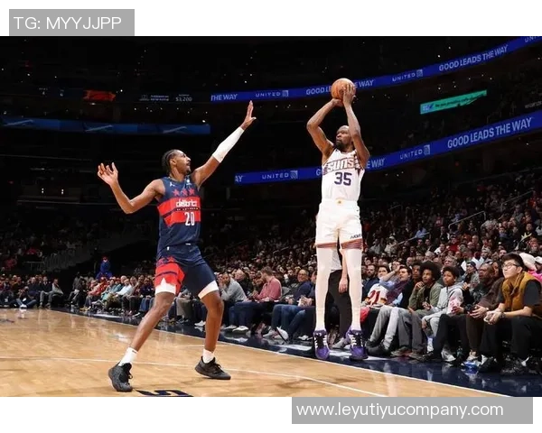 布克第三节状态火热10投6中狂砍16分4篮板4助攻连得12分助力球队反击