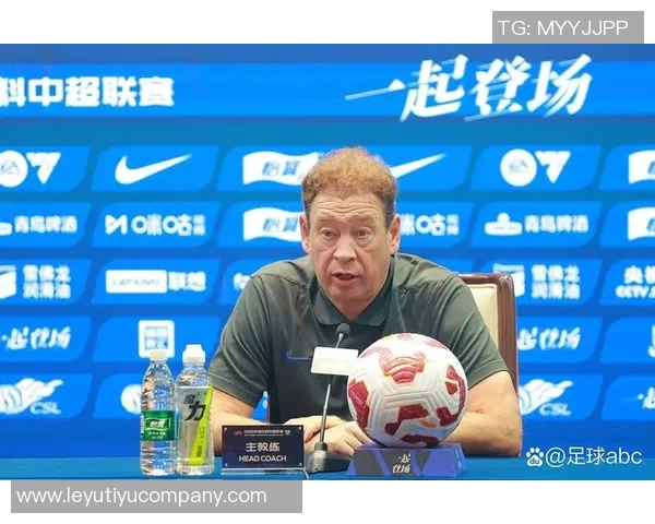 申花主帅斯卢茨基现场观战德约科维奇比赛享受偷闲时光